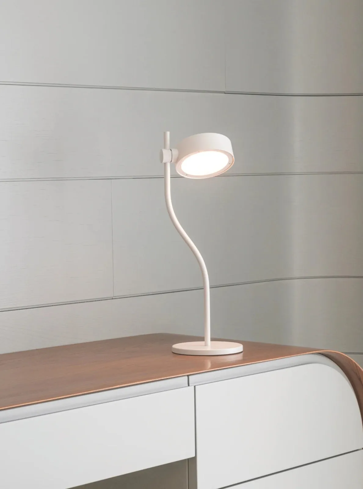Super O Portable Table Lamp in White